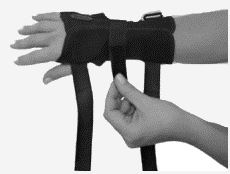 2. Apoie o braço em uma superfície plana e acomode a órtese em torno do punho. Envolva a faixa central ao pulso e ajuste fechando-a sobre si mesma.